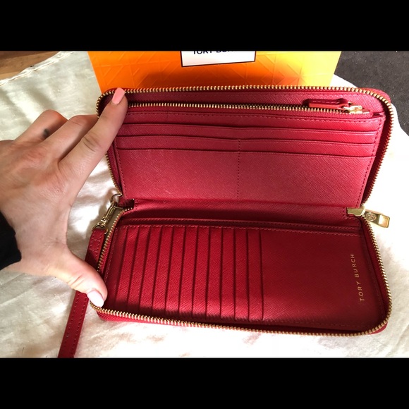 NWOT Tory Burch Robinson Passport Wallet - Picture 2 of 4